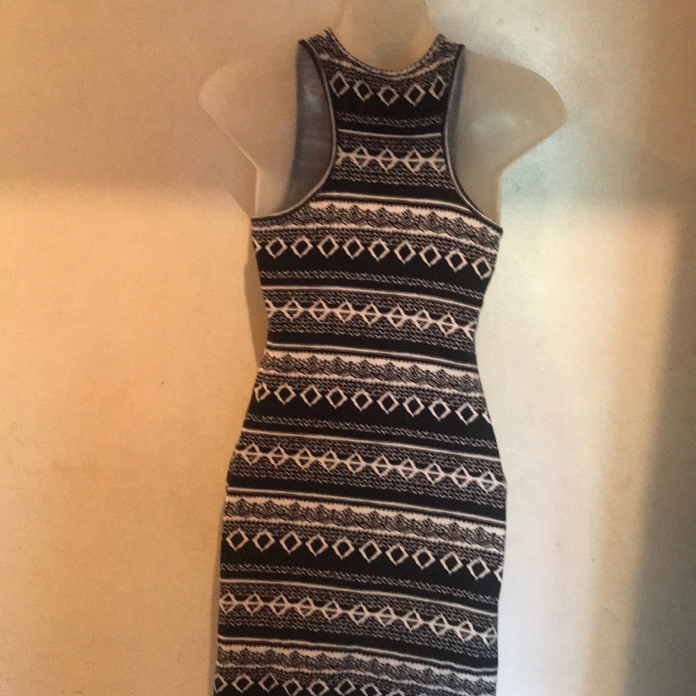 Fitted Pattern dress - Picture 2 of 3